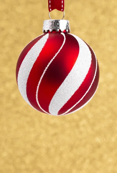 精美的红白相间的圣诞装饰品挂在缎带上 — 图库照片
