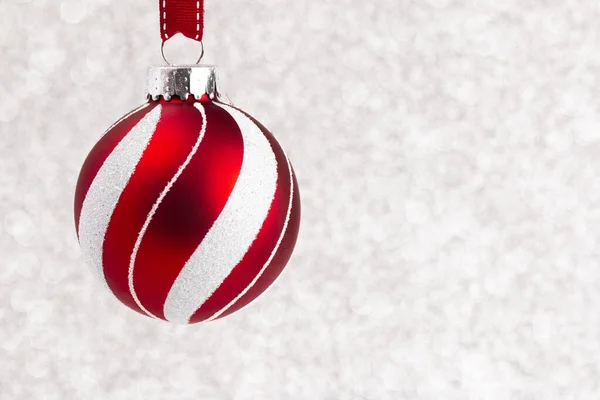 リボンの上に吊るされた繊細な赤と白のきらびやかなクリスマスの飾り — ストック写真