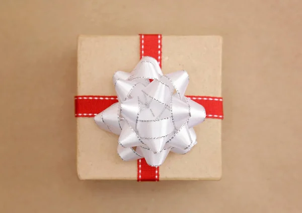 Single Simple Wrapped Present Matching Background — 스톡 사진