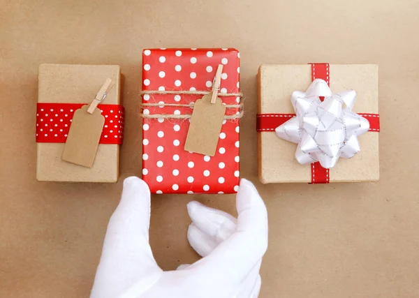 Noel Baba Nın Eli Ile Eşleşen Arkaplanda Basit Paketli Hediye — Stok fotoğraf