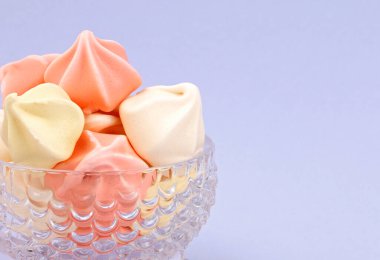 Değişik renklerde bezelerle dolu bir Kristal Tatlı Kasesi.