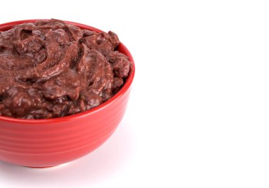 Bir kase Siyah Fasulye Beyaz Arkaplanda Batıyor