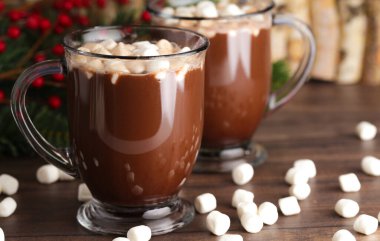 İçi sıcak çikolata ve marşmelovla dolu bir çift kupa.