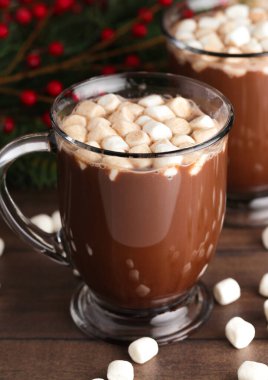 İçi sıcak çikolata ve marşmelovla dolu bir çift kupa.