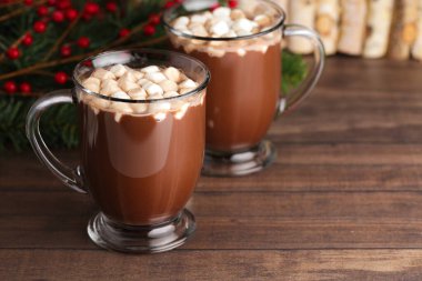 İçi sıcak çikolata ve marşmelovla dolu bir çift kupa.