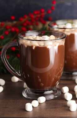 İçi sıcak çikolata ve marşmelovla dolu bir çift kupa.