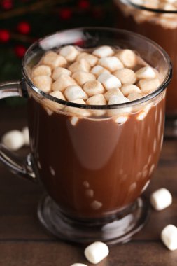 İçi sıcak çikolata ve marşmelovla dolu bir çift kupa.