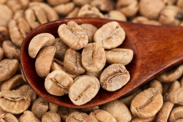 Hög Med Gröna Kaffebönor Och Träsked — Stockfoto