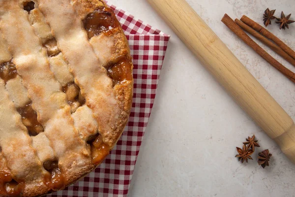 Beautiful Lattice Topped Apple Caramel Pie — Stock Photo, Image