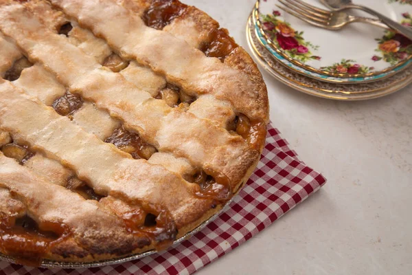 Beautiful Lattice Topped Apple Caramel Pie — Stock Photo, Image