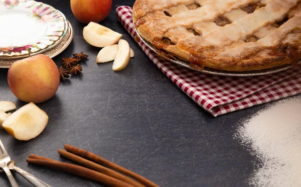 Beautiful Lattice Topped Apple Caramel Pie — Stock Photo, Image