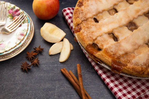 Hermoso Enrejado Cubierto Pastel Manzana Caramelo — Foto de Stock