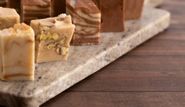 Tahta masadaki altı farklı şekerleme çeşnisi.