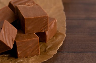 Kahverengi Kağıtlı Geleneksel Çikolatalı Şekerleme