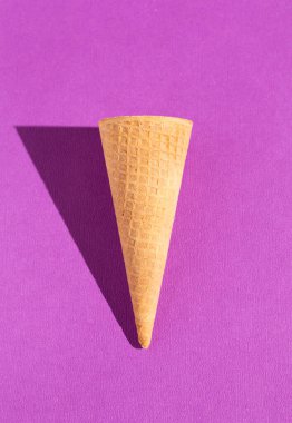 Sert Işıklı Katı Bir Arkaplanda Waffle Dondurma Konileri