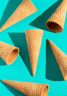 Sert Işıklı Katı Bir Arkaplanda Waffle Dondurma Konileri