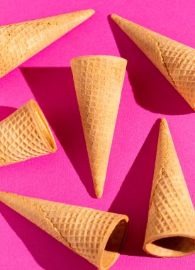 Sert Işıklı Katı Bir Arkaplanda Waffle Dondurma Konileri