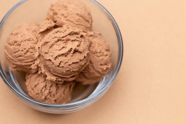 Kahverengi Arkaplanda Bir Cam Kasede Çikolatalı Dondurma