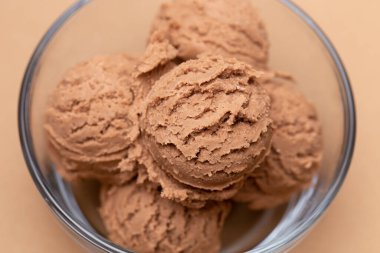 Kahverengi Arkaplanda Bir Cam Kasede Çikolatalı Dondurma