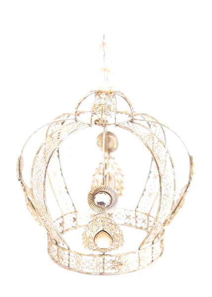 Mücevherli Beyaz Arkaplanda Açık Altından Yapılmış Kraliyet Tacı — Stok fotoğraf