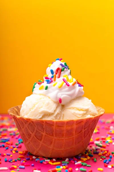 Crème Glacée Vanille Dans Bol Cône Gaufre — Photo