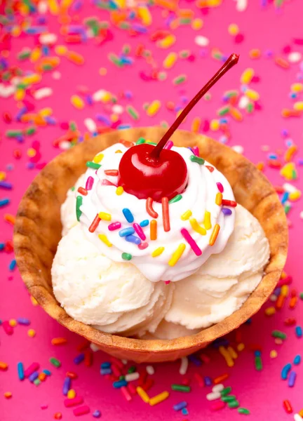 Crème Glacée Vanille Dans Bol Cône Gaufre Avec Une Cerise — Photo