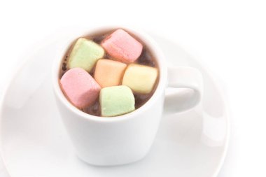 Bebekçino adında bir çocuk için sıcak çikolatayla doldurulmuş küçük bir bardak.