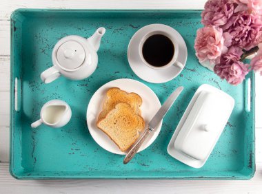 Bir tost ve sıcak kahve tepsisinde kahvaltı.