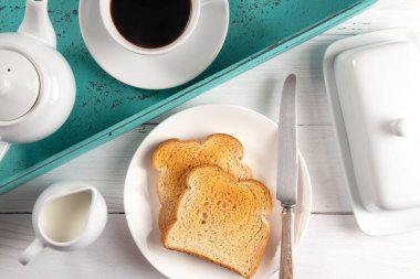 Bir tost ve sıcak kahve tepsisinde kahvaltı.
