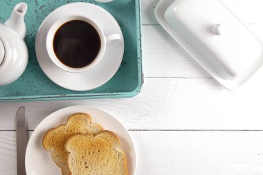 Bir tost ve sıcak kahve tepsisinde kahvaltı.