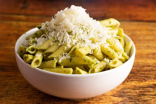 Una Ciotola Penne Con Salsa Pesto Condita Con Parmigiano Grattugiato — Foto Stock