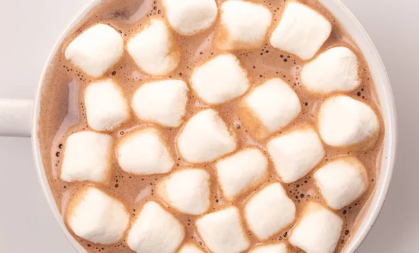 Uma Caneca Redonda Chocolate Quente Coberto Com Pequenos Marshmallows Brancos — Fotografia de Stock