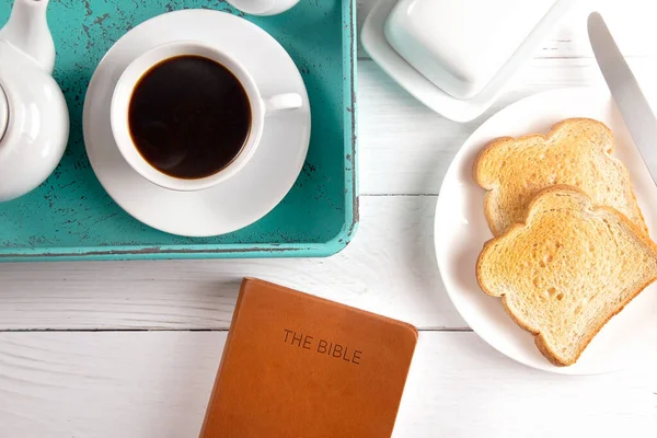 Una Bibbia Vassoio Colazione Pronta Uno Studio Biblico Personale — Foto Stock