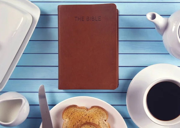 Una Bibbia Vassoio Colazione Pronta Uno Studio Biblico Personale — Foto Stock