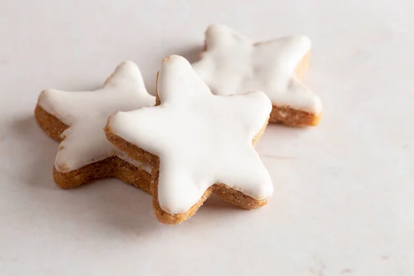 Batch Star Shaped Gingerbread Cookies White Icing — Stock Photo, Image