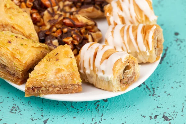 Dolce Baklava Classica Una Superficie Blu Angosciata — Foto Stock