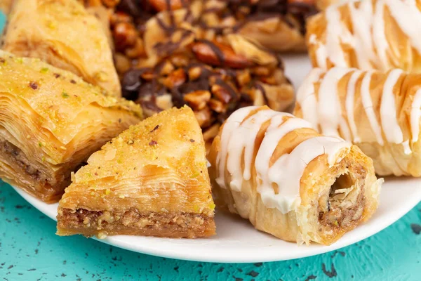 Doux Baklava Classique Sur Une Surface Bleue Perturbée — Photo