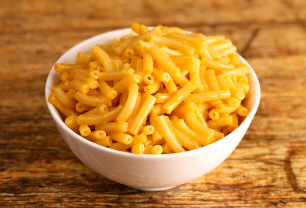 Klasyczny Boxed Mac Cheese Białej Misce — Zdjęcie stockowe