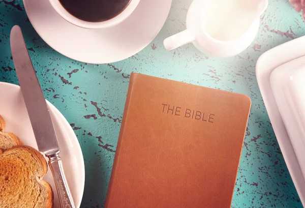 Una Biblia Una Bandeja Desayuno Lista Para Estudio Personal Biblia Fotos De Stock Sin Royalties Gratis