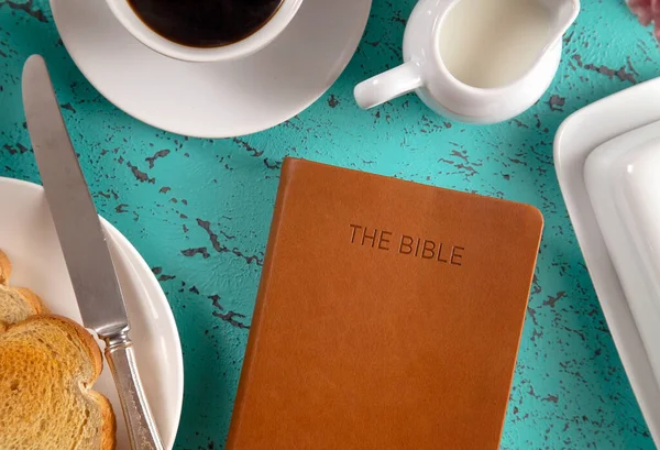Una Biblia Una Bandeja Desayuno Lista Para Estudio Personal Biblia Imagen De Stock