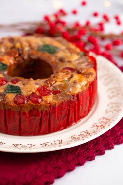 Vişneli yuvarlak meyveli kek, ananas ve fındık tabağı.