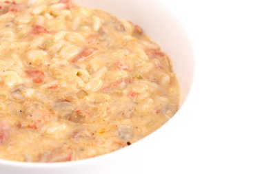 Pirinçli bir kase kerevit.