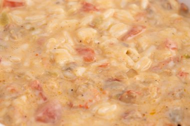 Pirinçli bir kase kerevit.