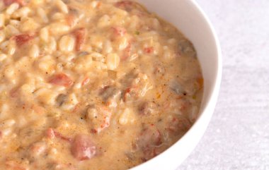 Pirinçli bir kase kerevit.