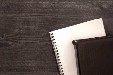 Kara Tahta Masa 'ya serilmiş Tek bir Siyah İncil.