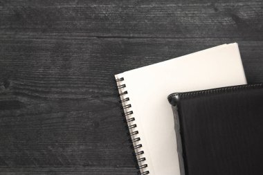 Kara Tahta Masa 'ya serilmiş Tek bir Siyah İncil.