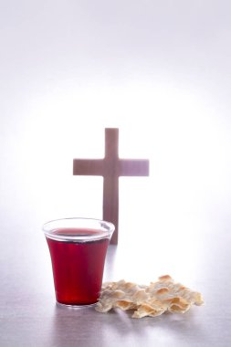Şarap ve mayasız ekmek Hıristiyan inancının kutsal komünyonu.