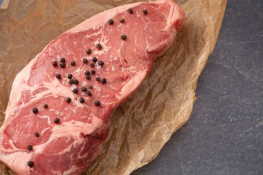Kahverengi Kâğıt üzerinde Çiğ New York Strip Bifteği