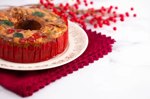 Tarta Frutas Redonda Con Cerezas Piñas Frutos Secos Plato Elegante — Foto de Stock