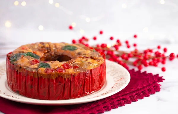 Tarta Frutas Redonda Con Cerezas Piñas Frutos Secos Plato Elegante — Foto de Stock